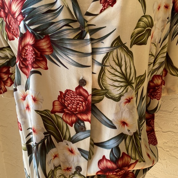 🎉 BISHOP ST HAWAIIAN FLORAL TOP‼️ - Picture 4 of 12